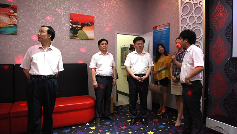 教育局李清局长（左三）陪同段市长参观我校音乐厅